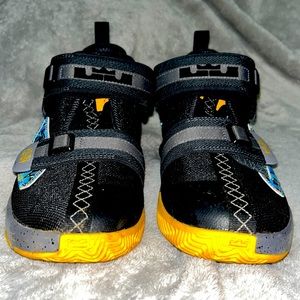 LeBron Soldier 13’s size 7. Only worn once. Black/University Gold-Gunsmoke